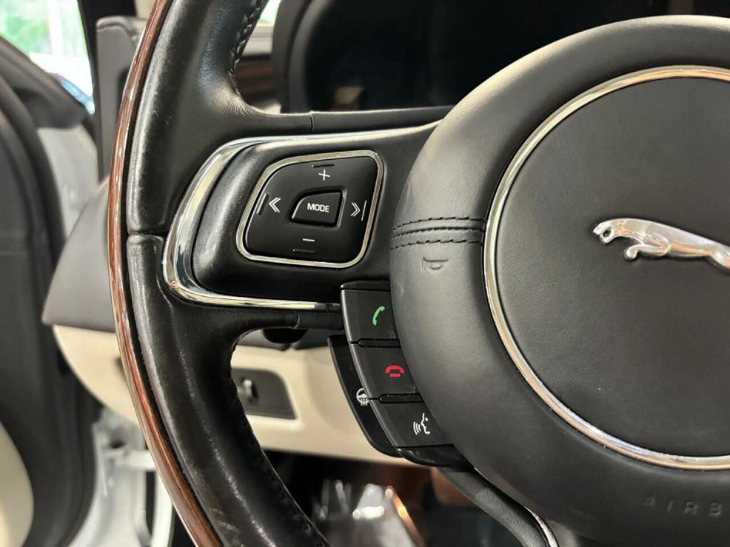2017 Jaguar XJ Image 26