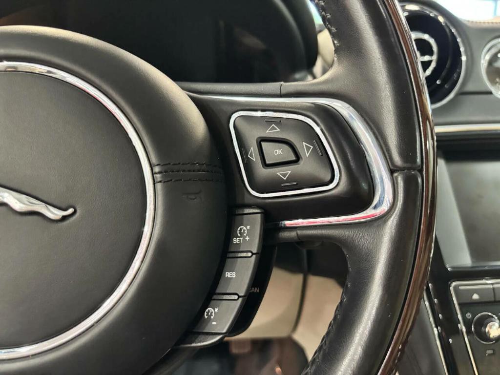 2017 Jaguar XJ Image 27
