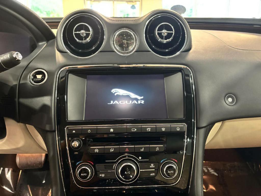 2017 Jaguar XJ Image 30