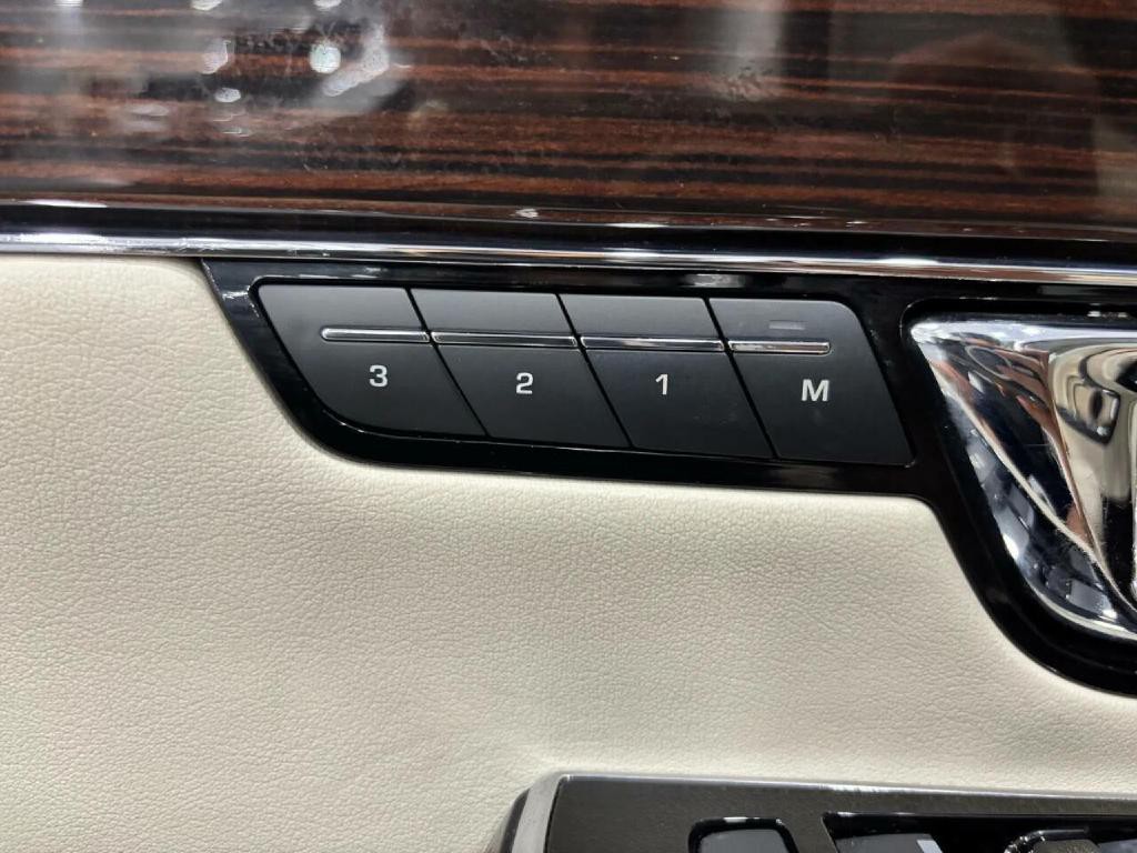 2017 Jaguar XJ Image 35