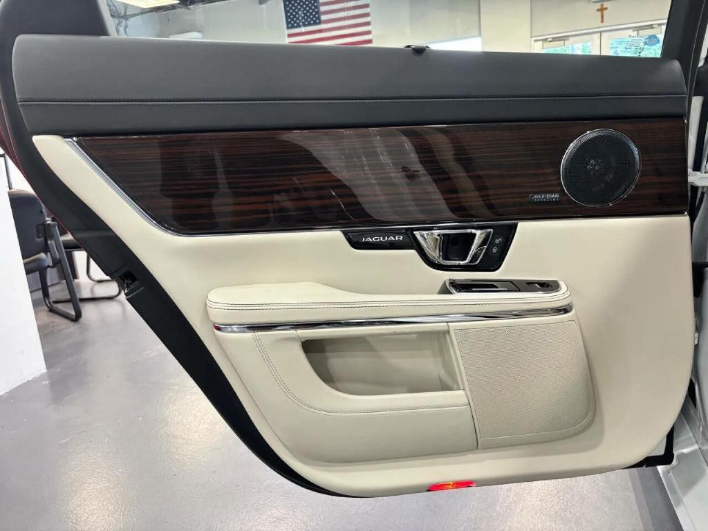 2017 Jaguar XJ Image 37