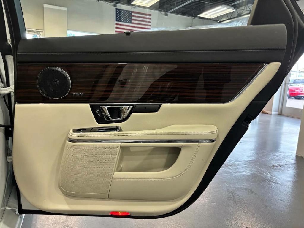 2017 Jaguar XJ Image 38