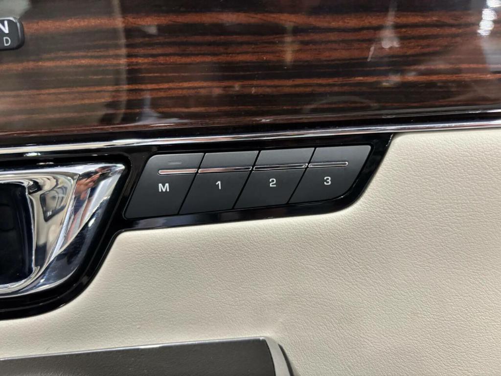 2017 Jaguar XJ Image 40