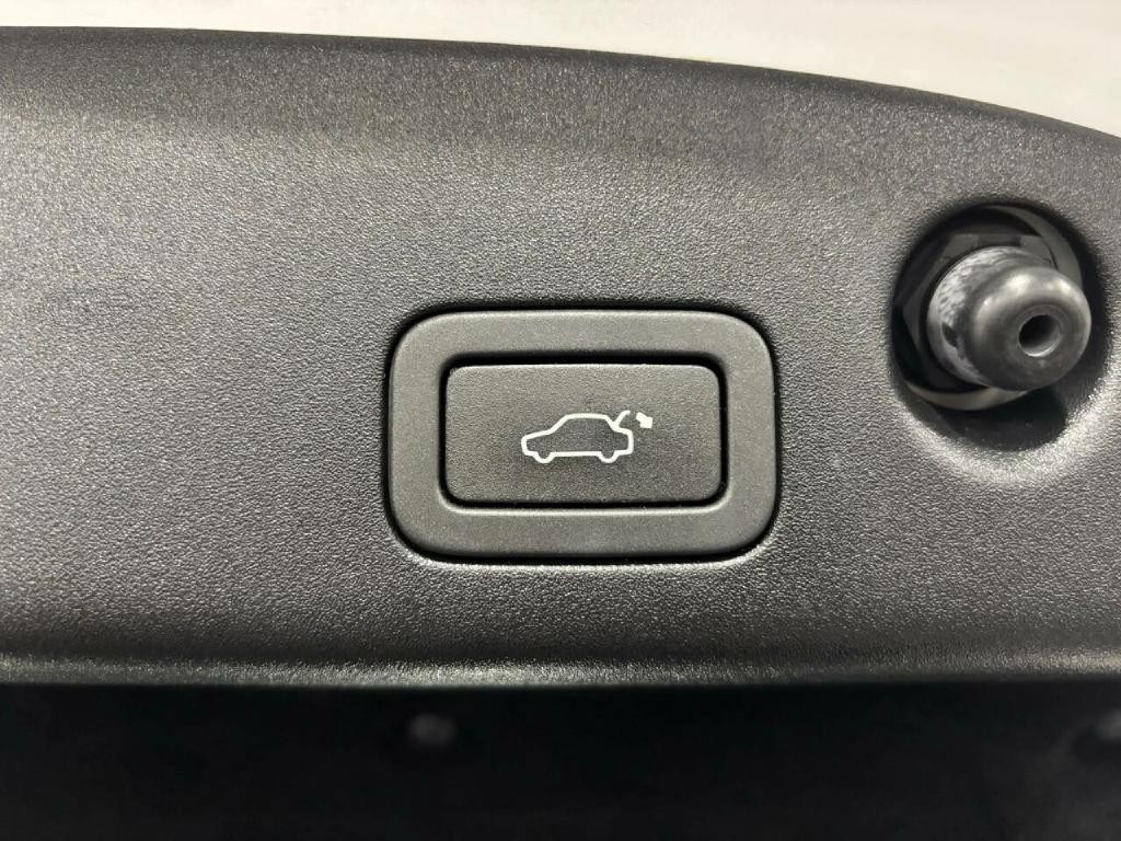 2017 Jaguar XJ Image 42