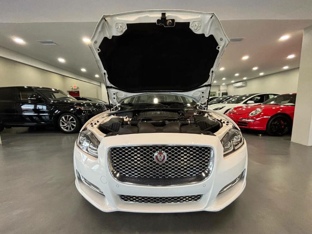 2017 Jaguar XJ Image 43
