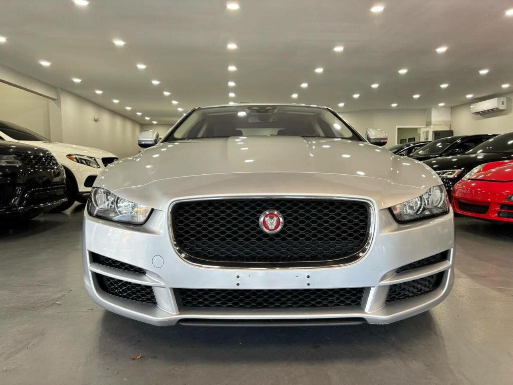 2018 Jaguar XE Image 2