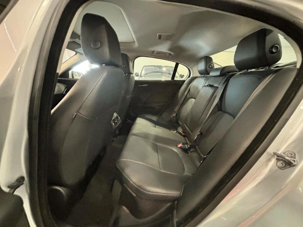 2018 Jaguar XE Image 11