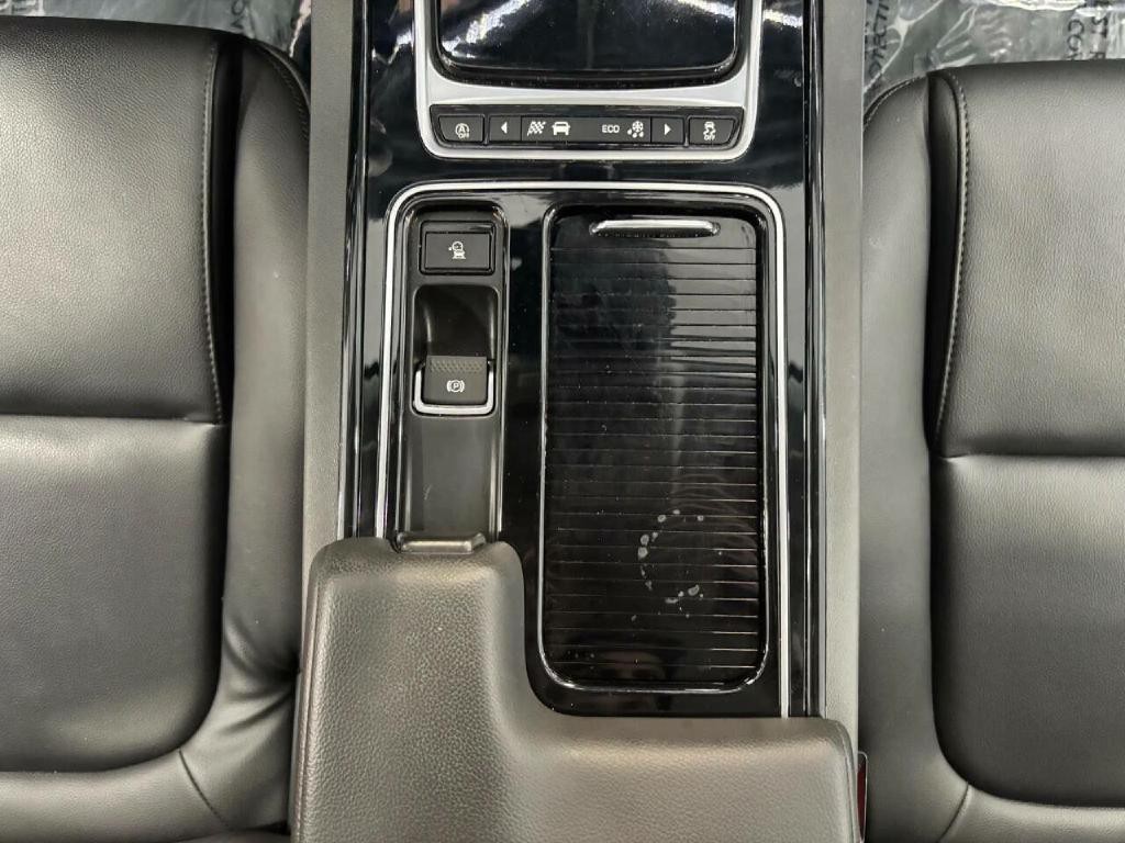 2018 Jaguar XE Image 21
