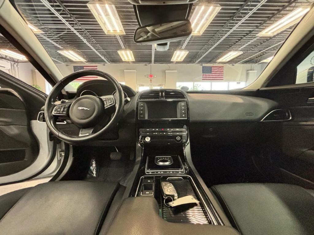 2018 Jaguar XE Image 24