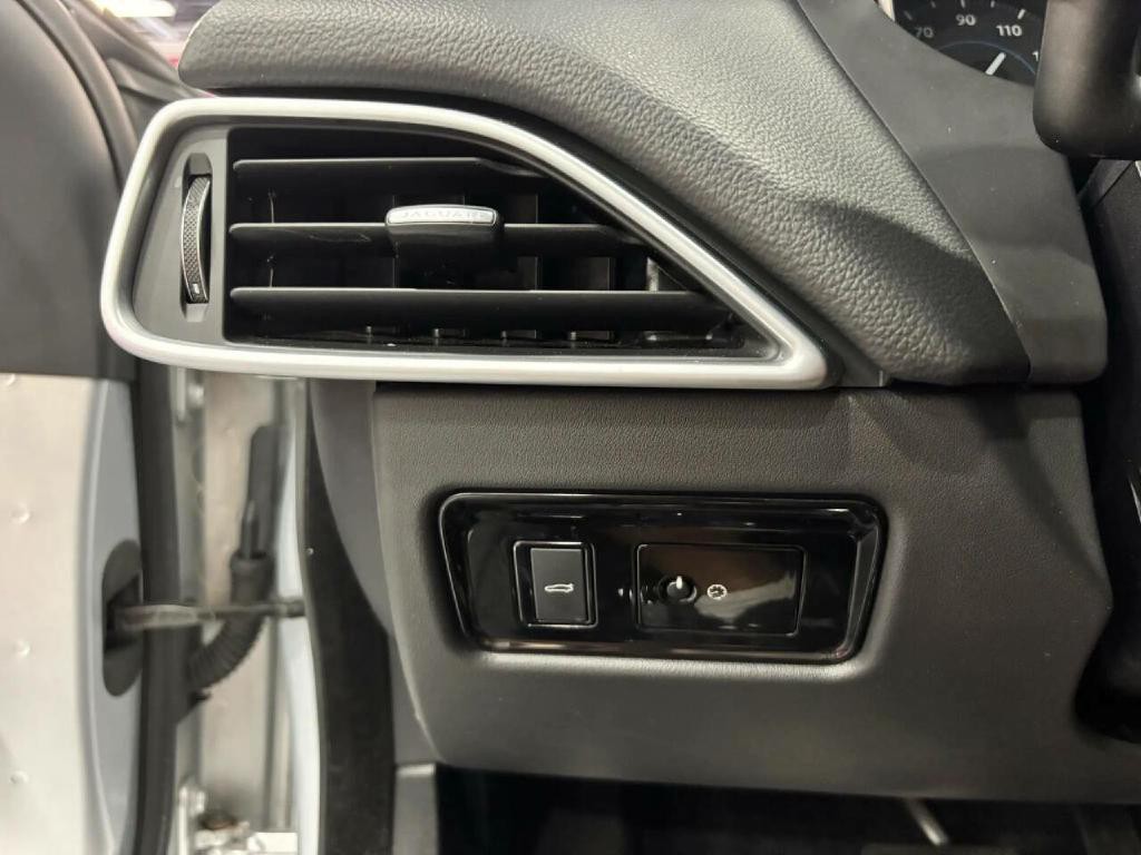 2018 Jaguar XE Image 31