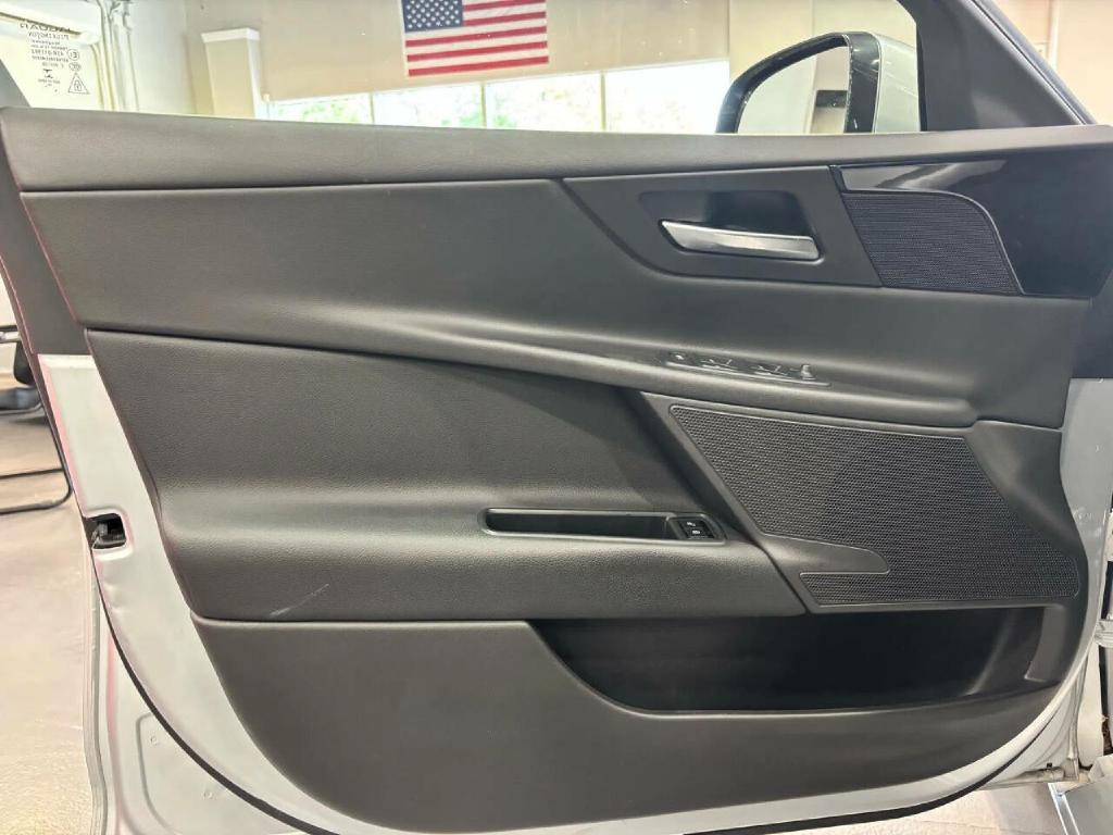 2018 Jaguar XE Image 32