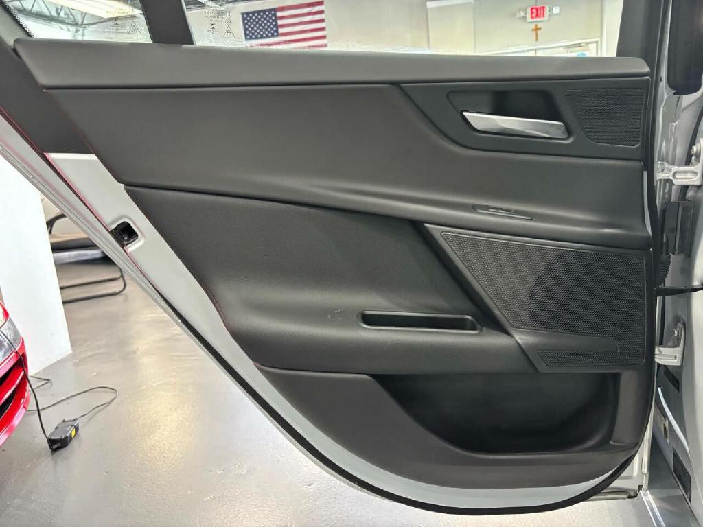 2018 Jaguar XE Image 33