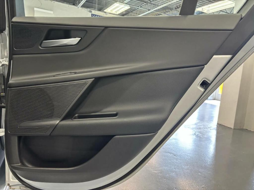 2018 Jaguar XE Image 34