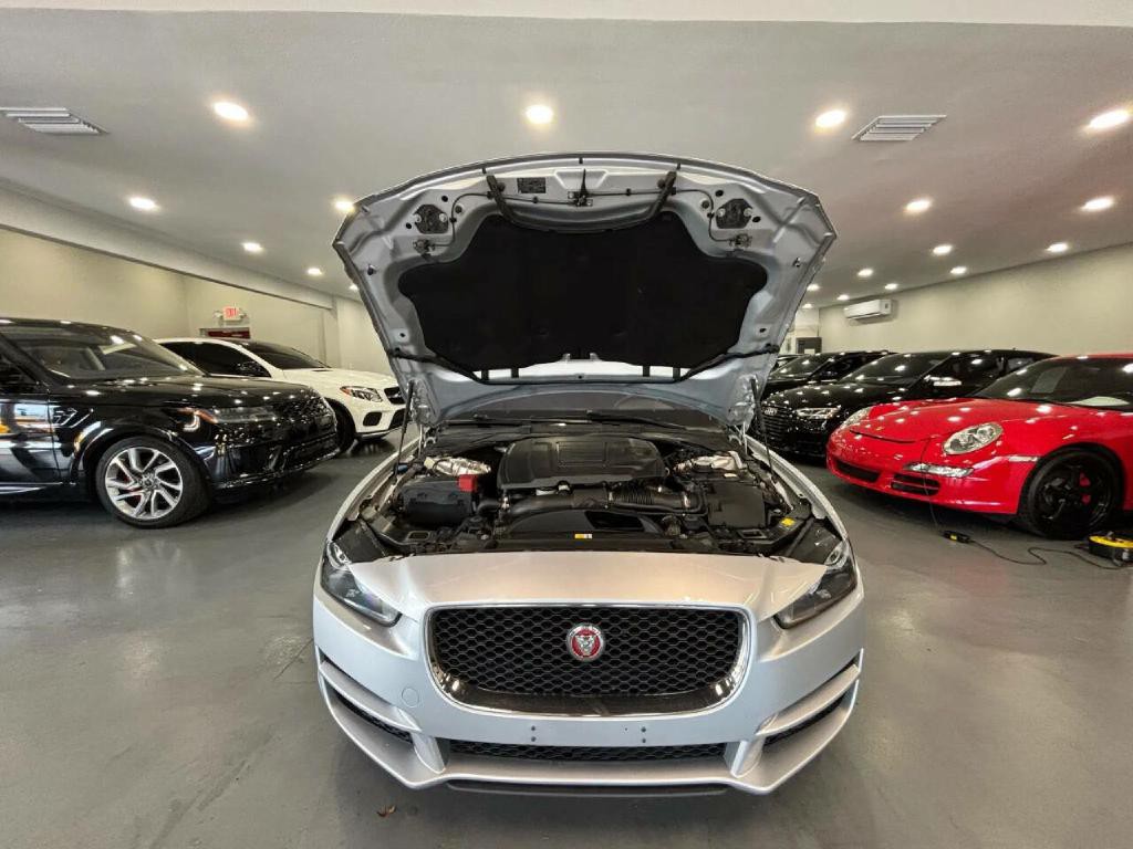 2018 Jaguar XE Image 38