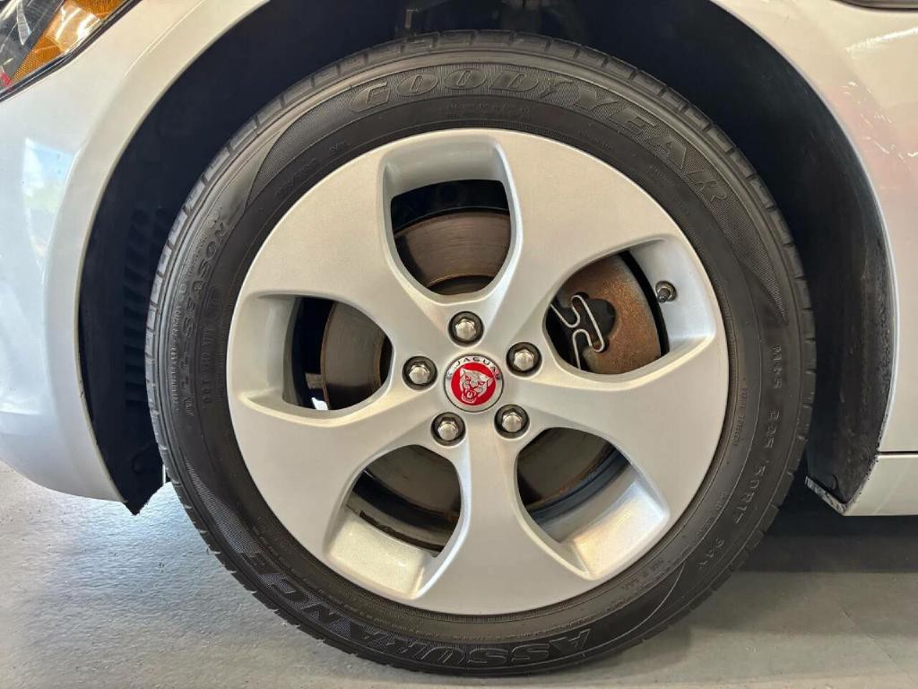 2018 Jaguar XE Image 40