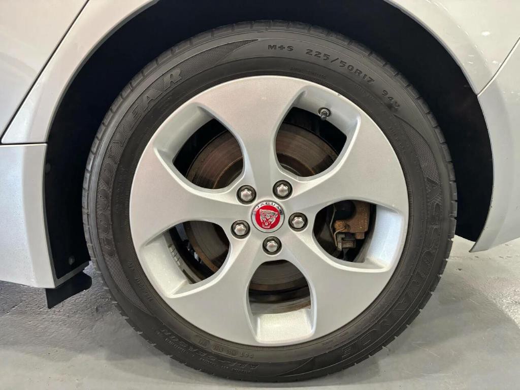 2018 Jaguar XE Image 41