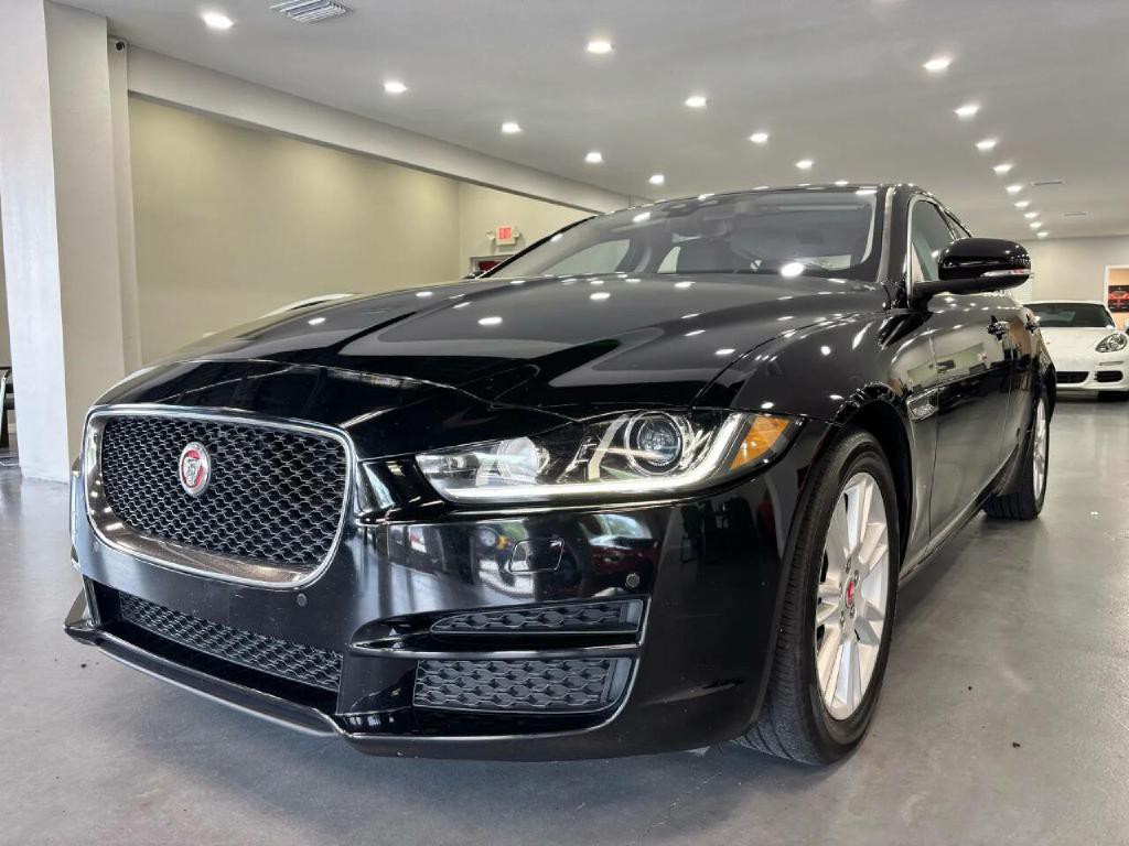 2017 Jaguar XE Image 3