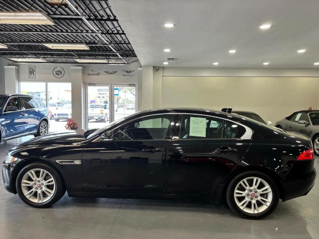 2017 Jaguar XE Image 4