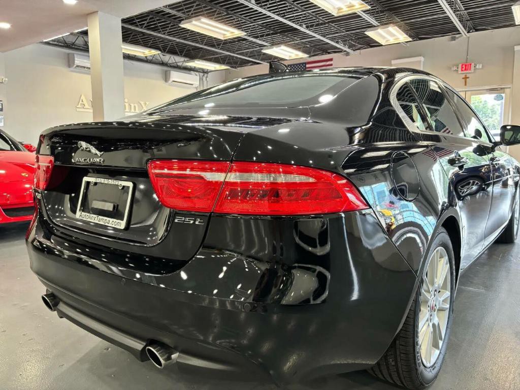 2017 Jaguar XE Image 6