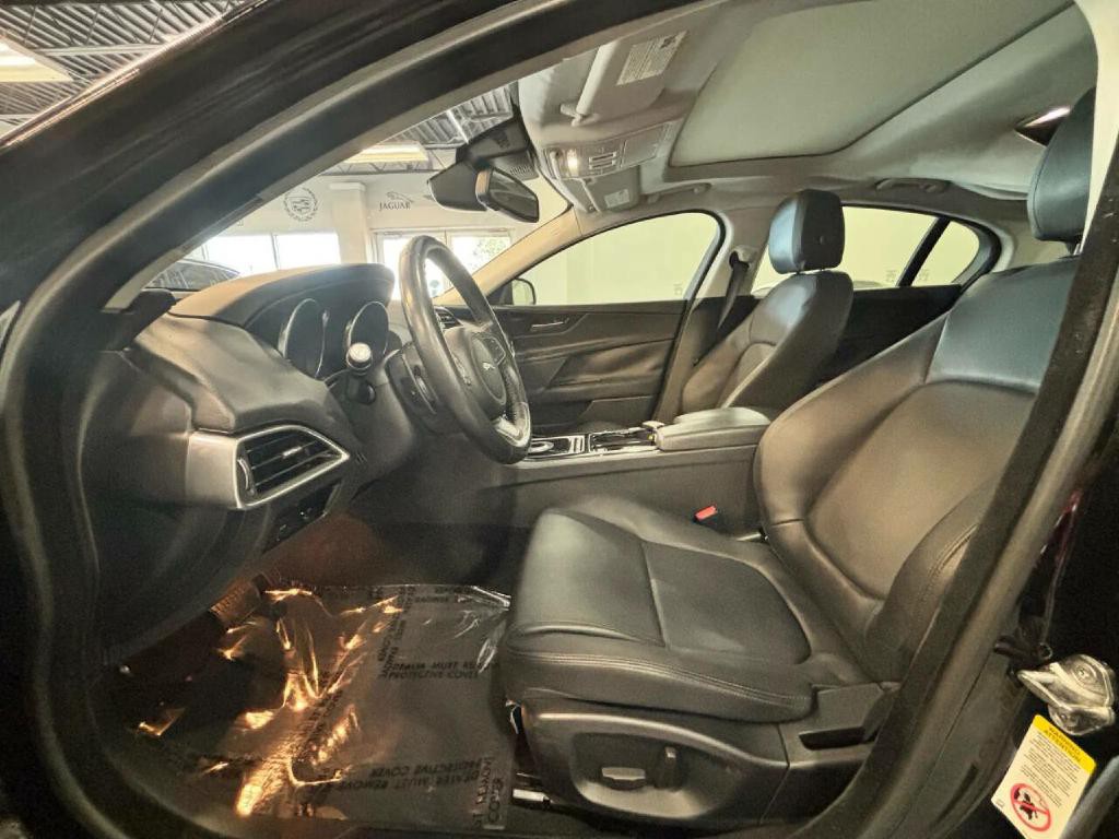 2017 Jaguar XE Image 8