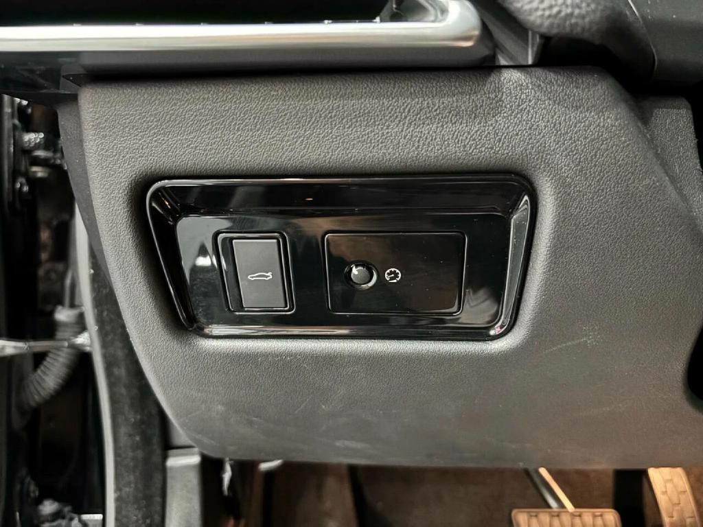 2017 Jaguar XE Image 32