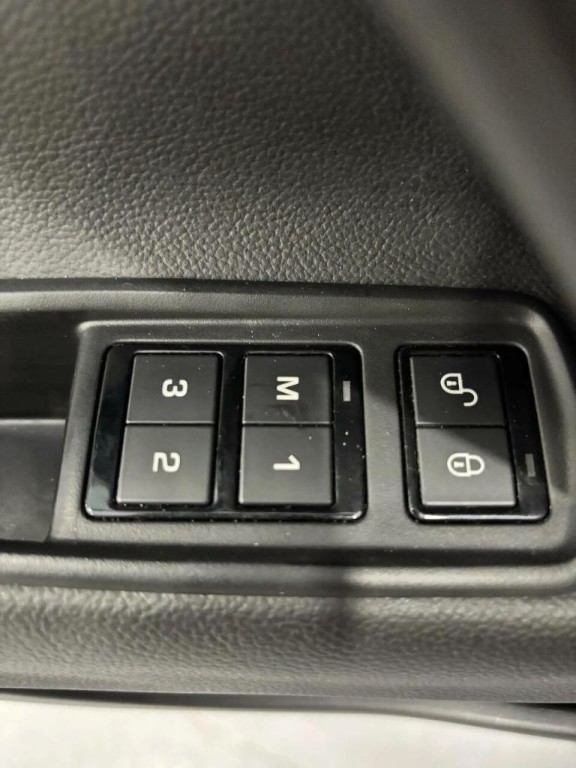 2017 Jaguar XE Image 36