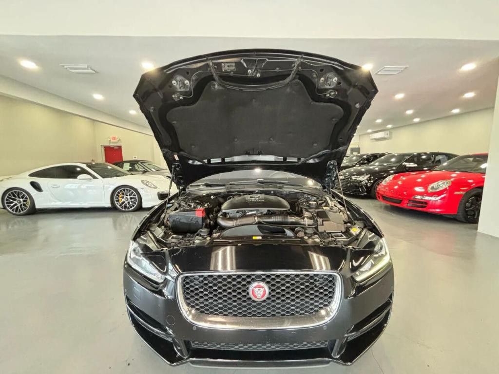 2017 Jaguar XE Image 40