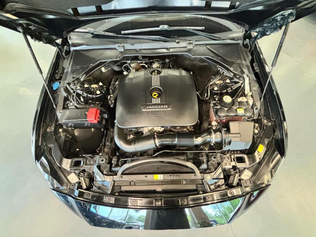 2017 Jaguar XE Image 41