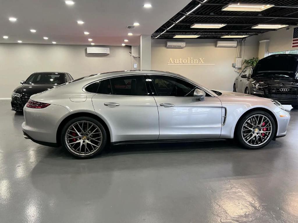 2017 Porsche Panamera Image 10