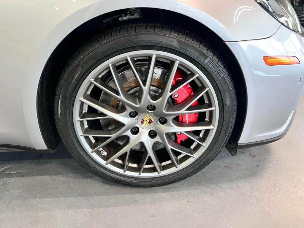 2017 Porsche Panamera Image 12