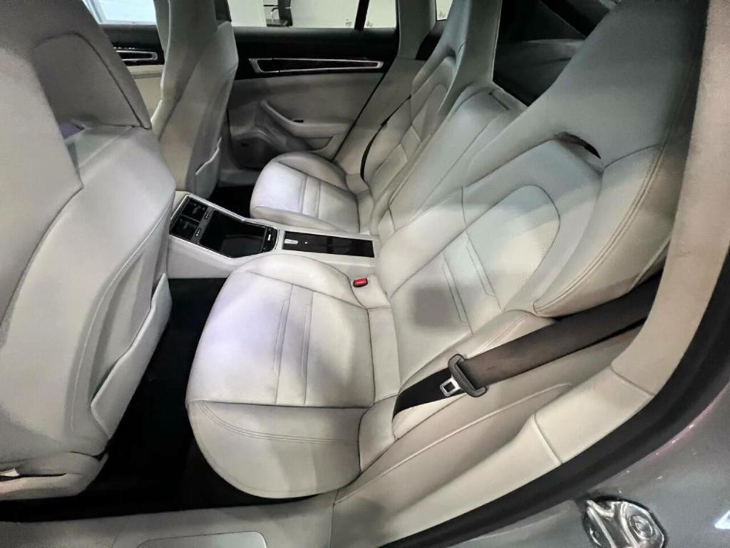 2017 Porsche Panamera Image 18