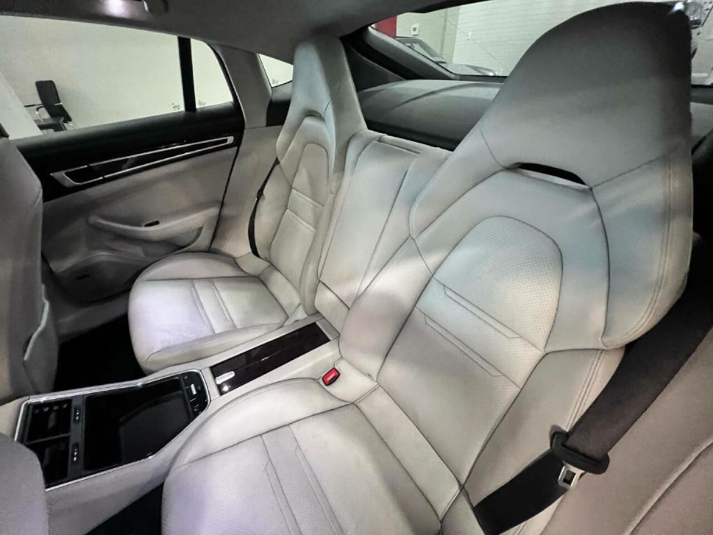 2017 Porsche Panamera Image 19