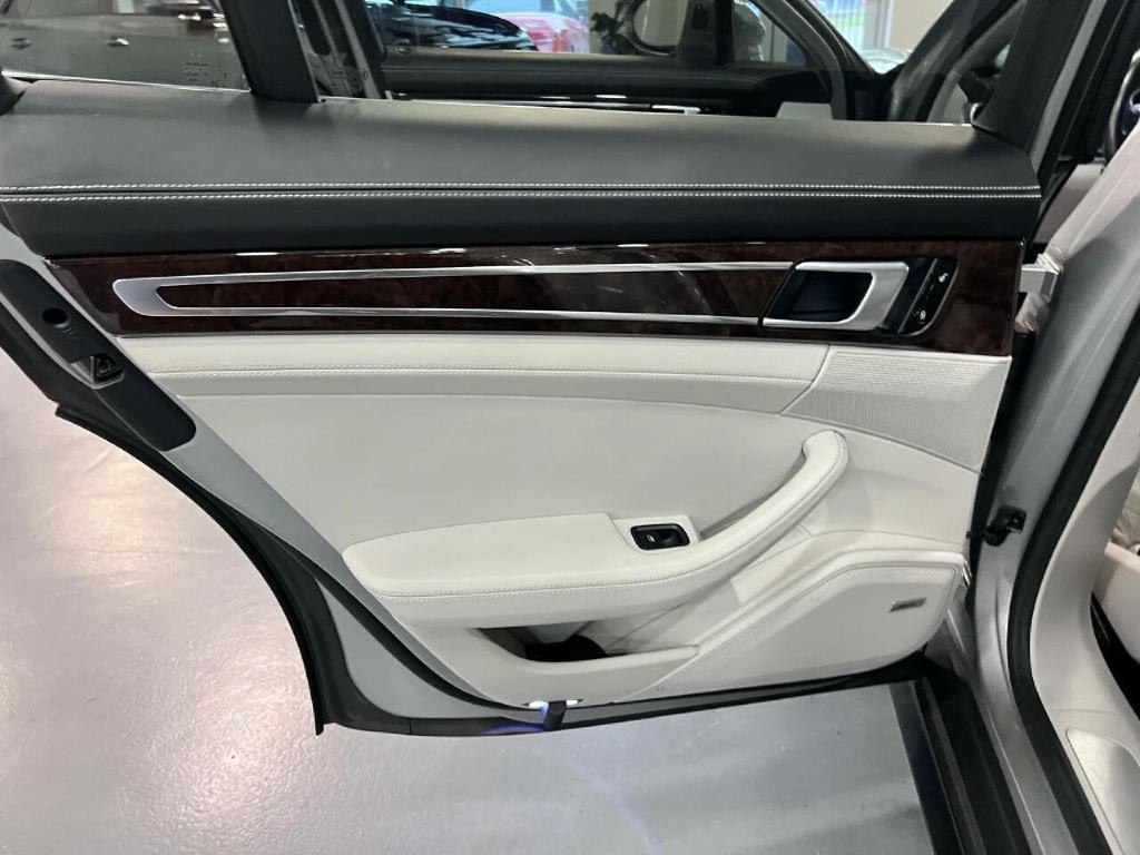2017 Porsche Panamera Image 27