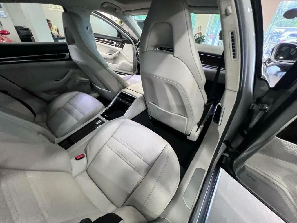 2017 Porsche Panamera Image 33