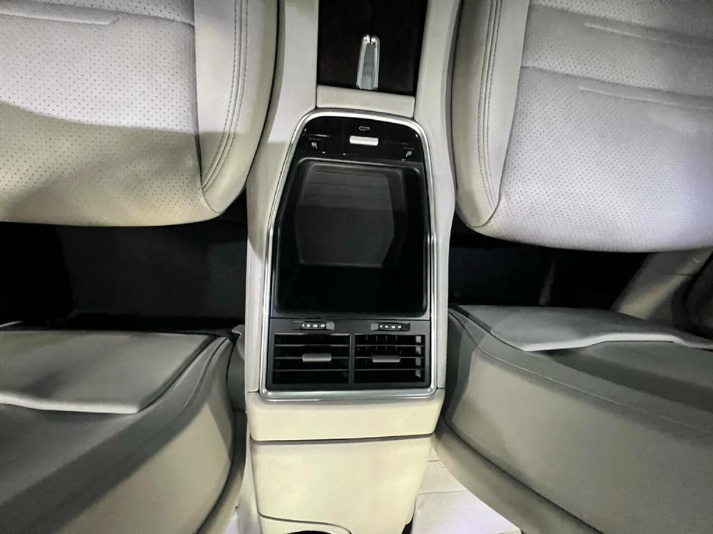2017 Porsche Panamera Image 34