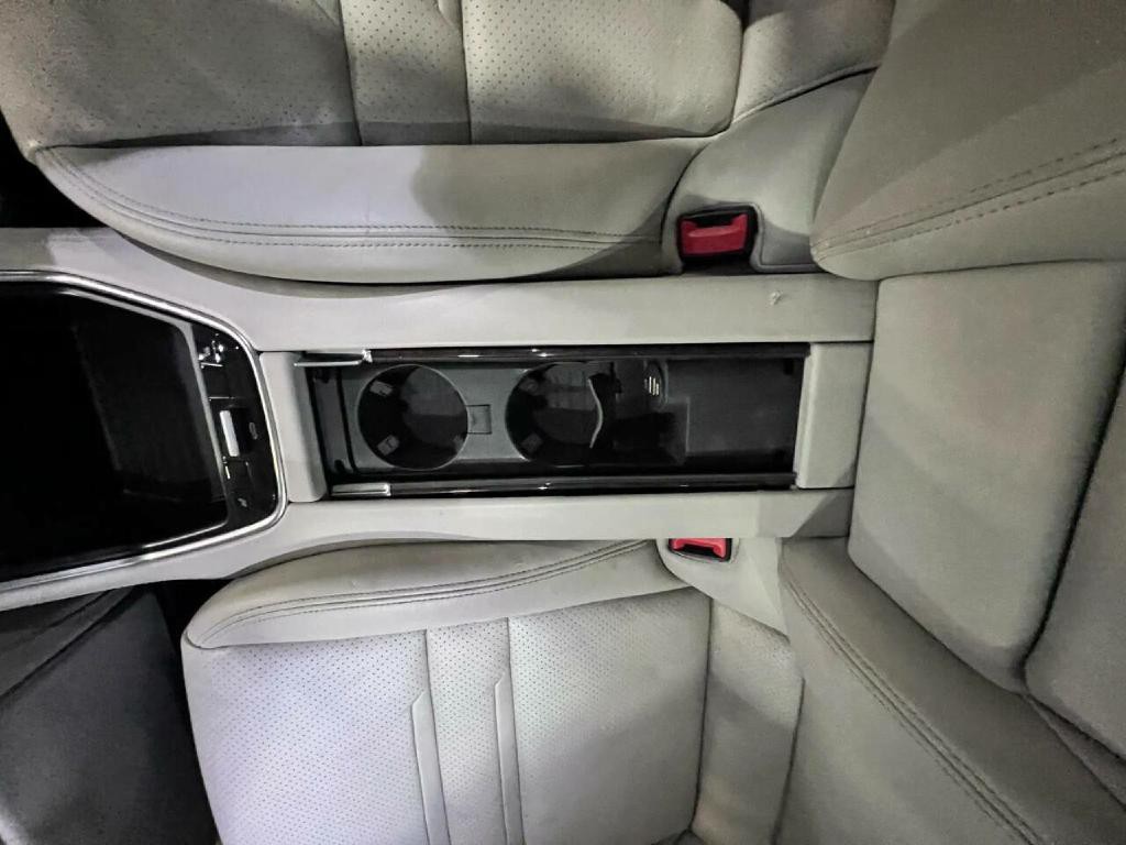 2017 Porsche Panamera Image 35