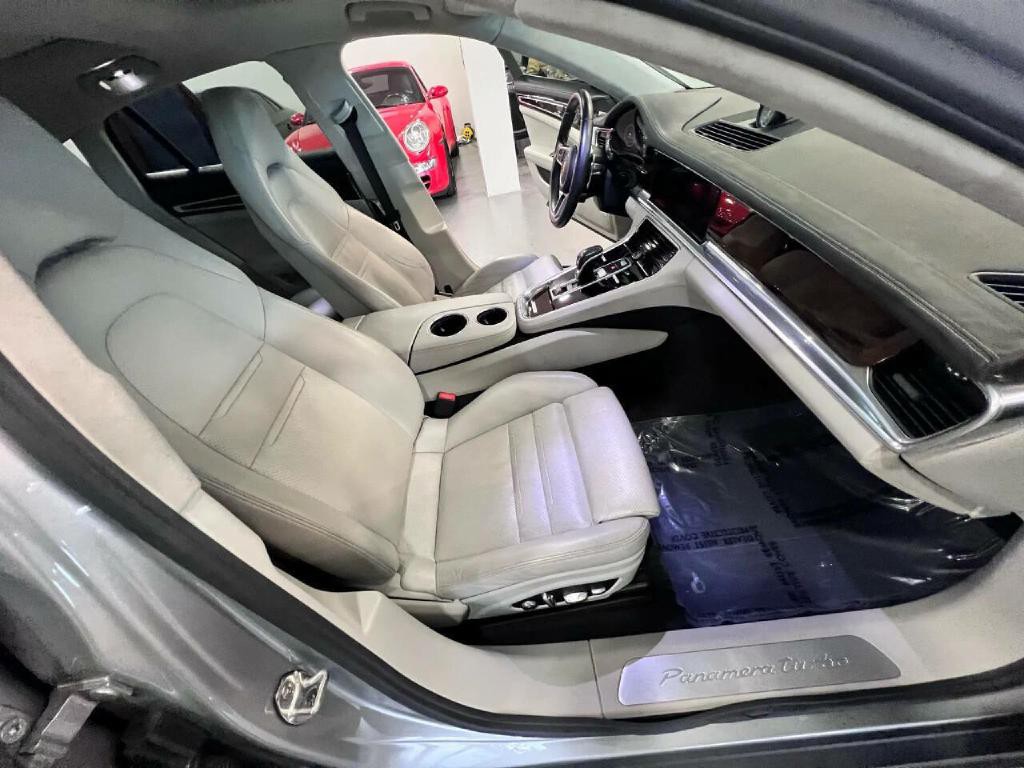 2017 Porsche Panamera Image 36