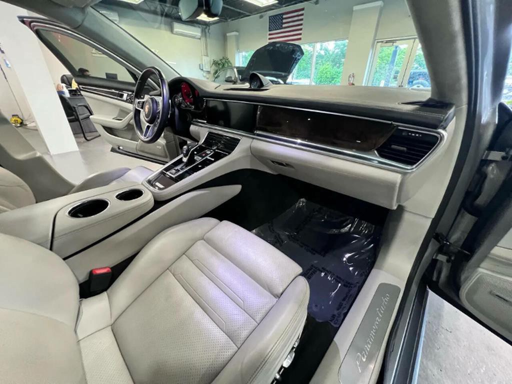 2017 Porsche Panamera Image 38