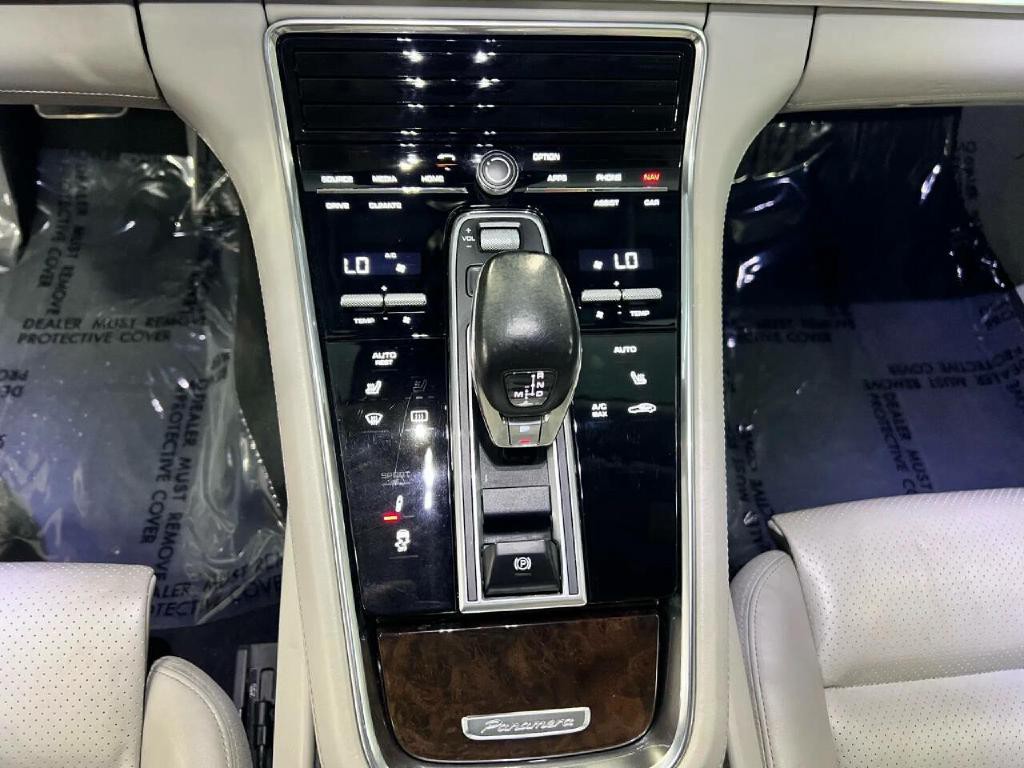 2017 Porsche Panamera Image 43