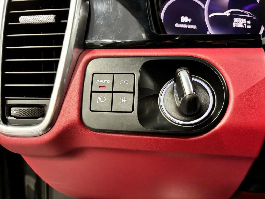 2022 Porsche Cayenne Image 42