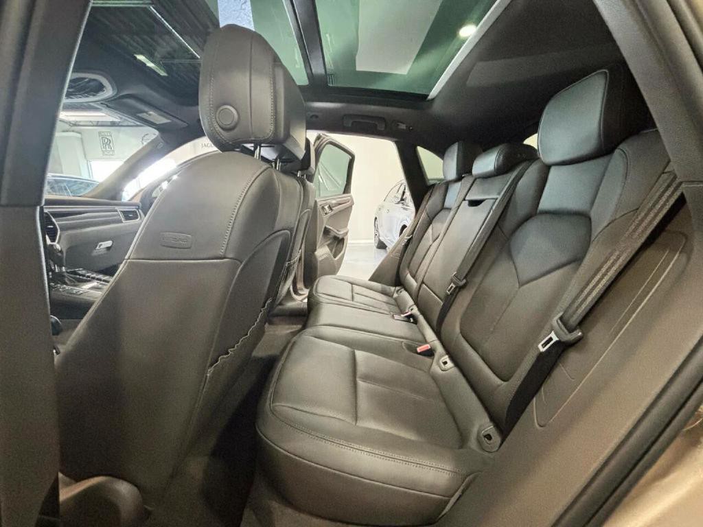 2016 Porsche Macan Image 18