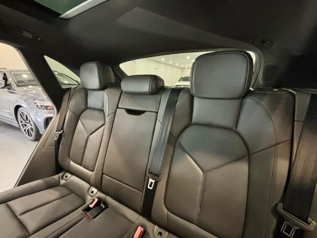 2016 Porsche Macan Image 19