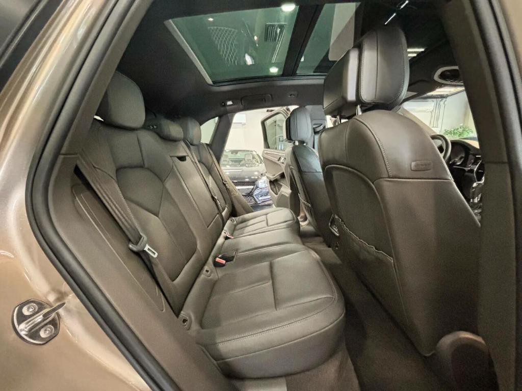 2016 Porsche Macan Image 20