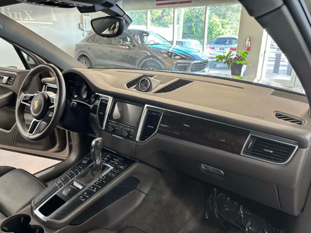 2016 Porsche Macan Image 25