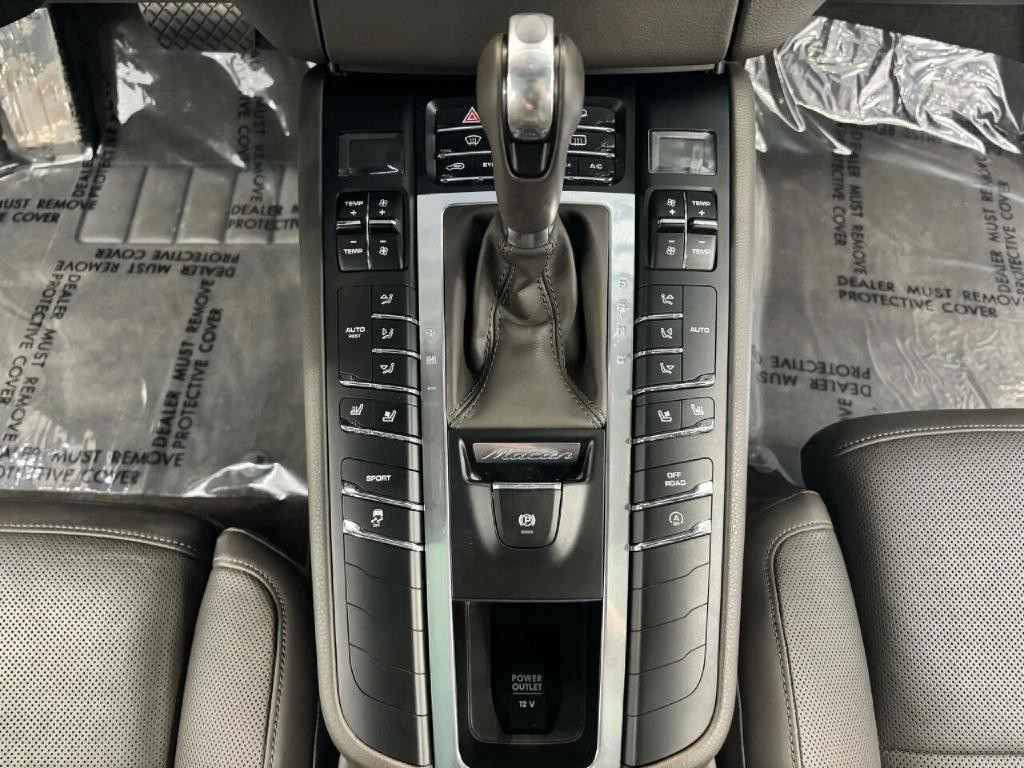 2016 Porsche Macan Image 30