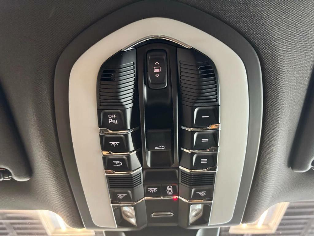 2016 Porsche Macan Image 39