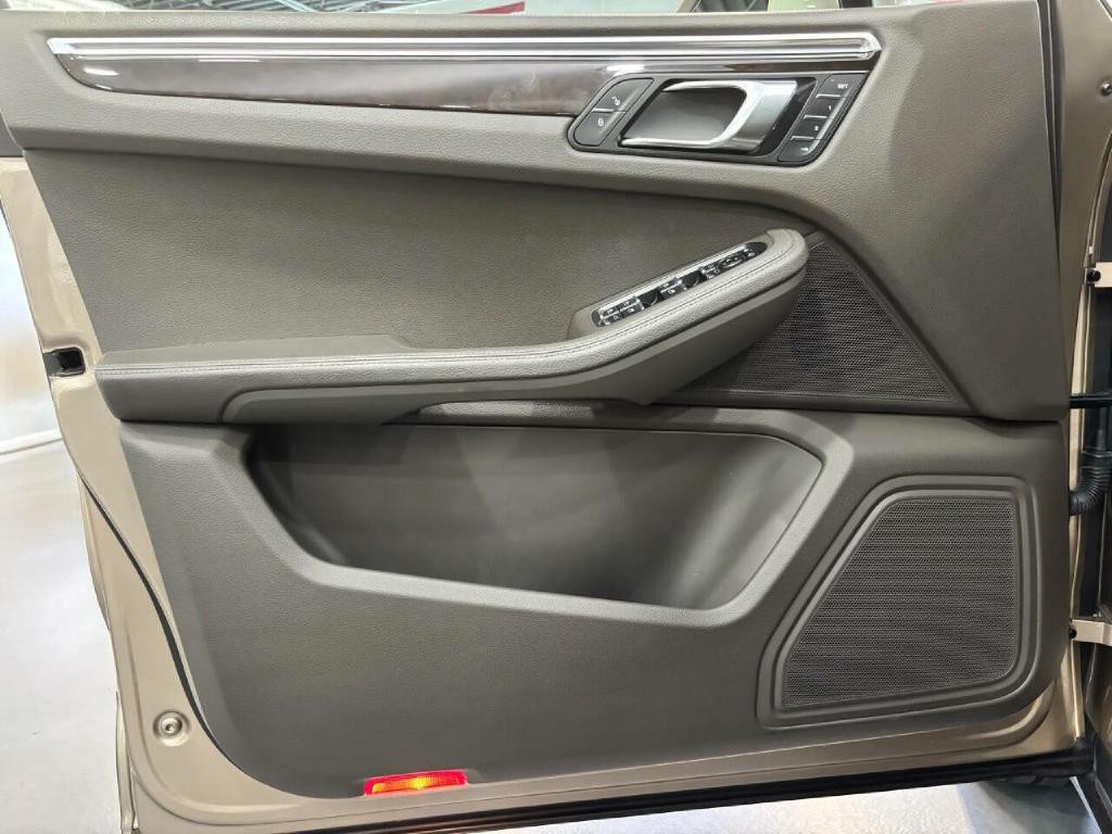 2016 Porsche Macan Image 41