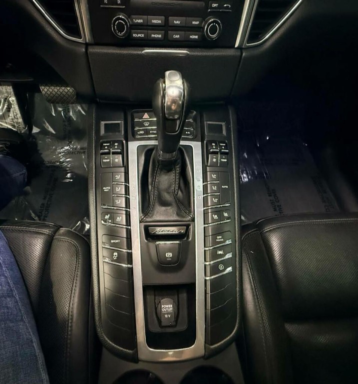 2018 Porsche Macan Image 25