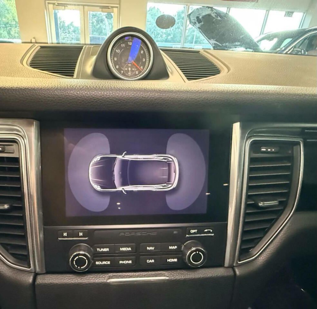 2018 Porsche Macan Image 28