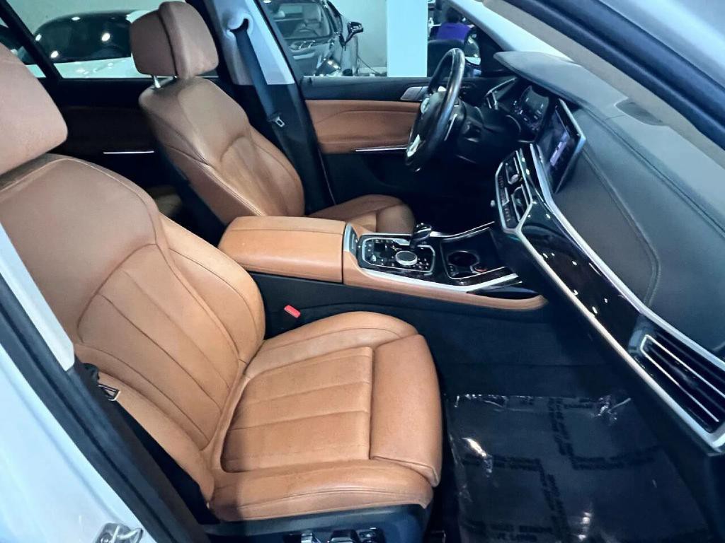 2019 BMW X7 Image 32